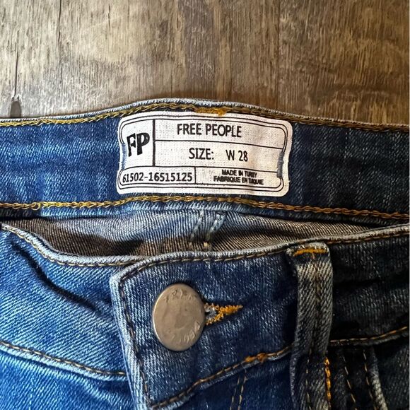 Free People High Rise Fringe Crop Jeans 61502-16515125  Size 28 Raw Hem - Picture 3 of 6